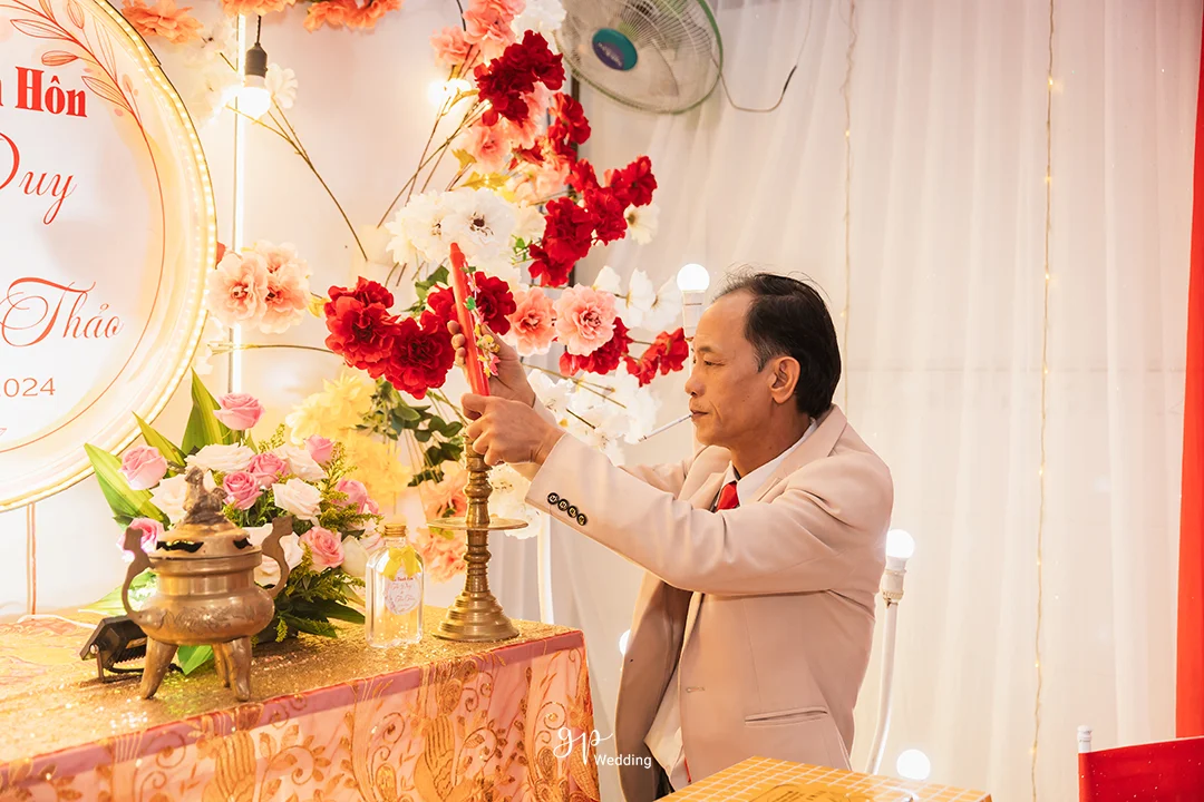 Cách trang trí bàn thờ gia tiên ngày cưới - GP Wedding